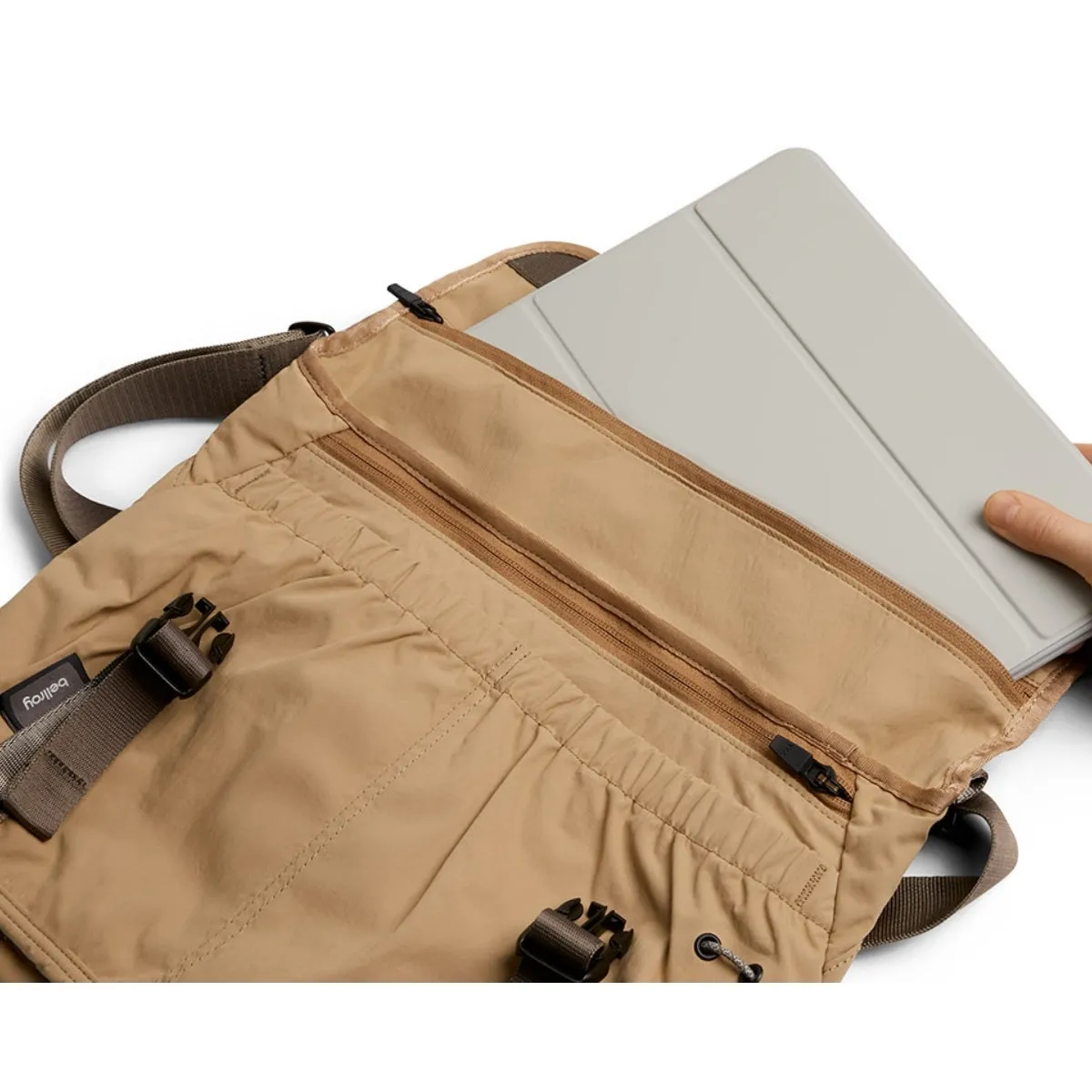 Bellroy Cinch Messenger in Sand Dune